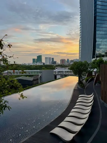 สระว่ายน้ำดาดฟ้าตอนพระอาทิตย์ตกในกรุงเทพฯ