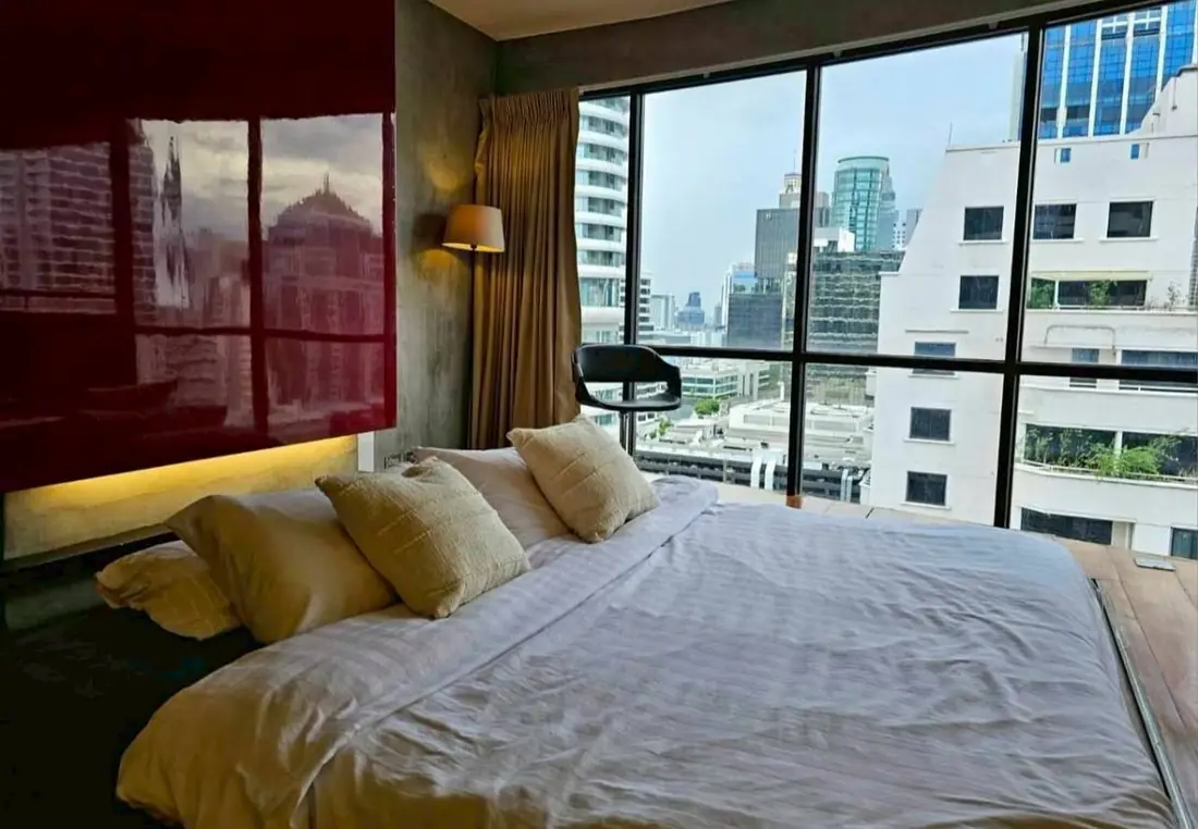 ห้องนอนลอฟท์วิวตึกสูงย่านใจกลางเมือง